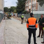 La renovación de infraestructuras hidráulicas en la calle Capitán Cortés de Benidorm finalizará antes de acabar el mes de junio 