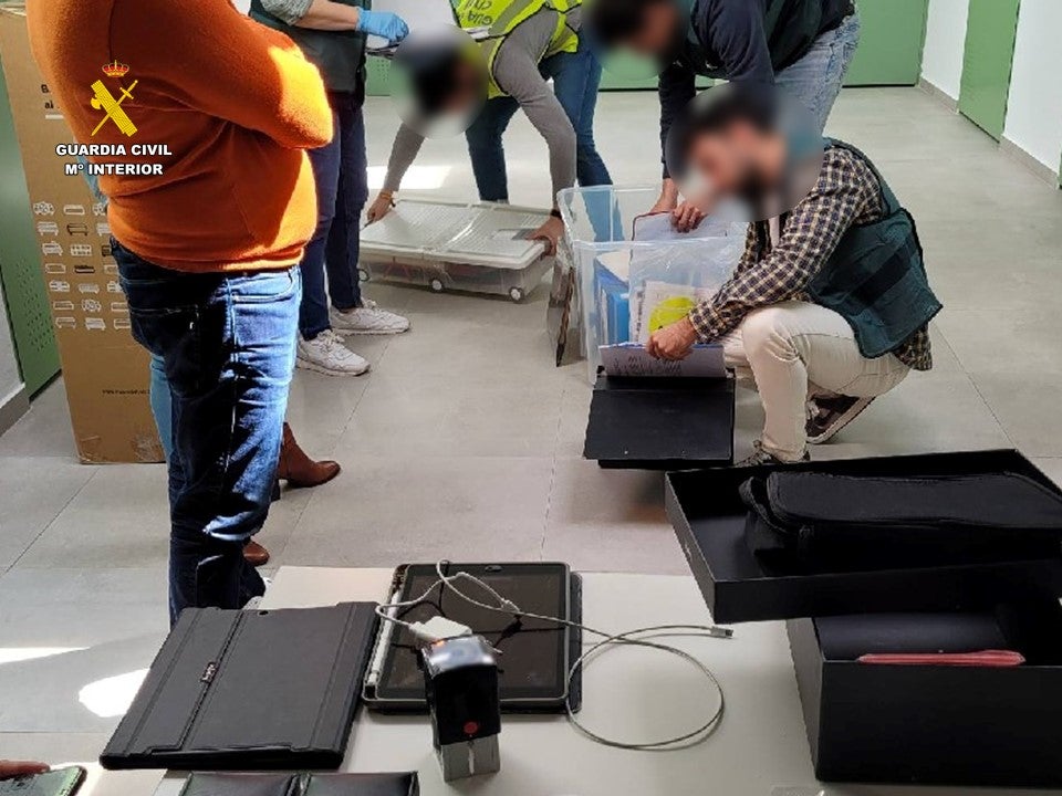 Detenida una familia que estafaba a empresarios con préstamos internacionales falsos Detenida una familia que estafaba a empresarios con préstamos internacionales falsos