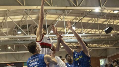 13-04-2025 Una jugada del Alimerka Oviedo Baloncesto-Burgos