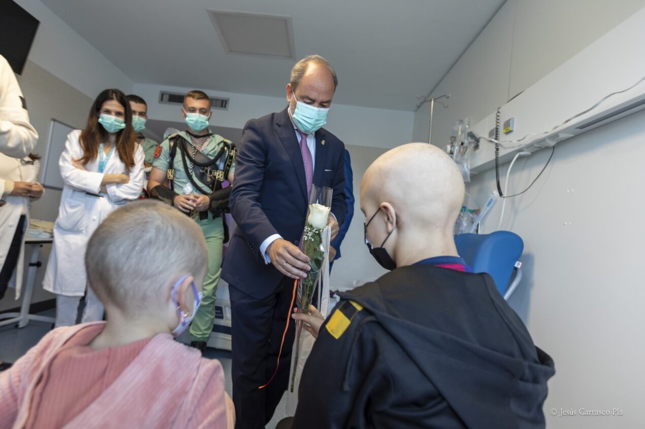 Los pacientes del Hospital Materno Infantil de Málaga reciben la visita de La Legión Los pacientes del Hospital Materno Infantil de Málaga reciben la visita de La Legión
