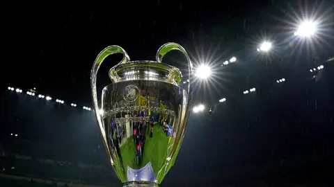 El trofeo de la Champions durante el Inter-Feyenoord en San Siro