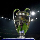 El trofeo de la Champions durante el Inter-Feyenoord en San Siro