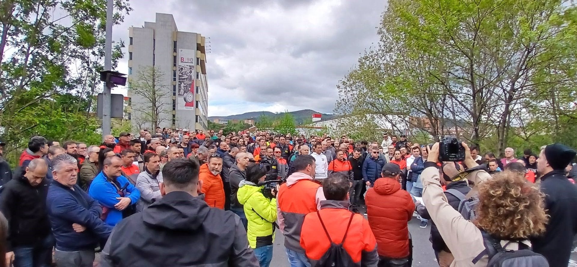 El comité de huelga de Bridgestone Basauri convoca tres nuevos paros para los días 24, 25 y 26 de abril El comité de huelga de Bridgestone Basauri convoca tres nuevos paros para los días 24, 25 y 26 de abril