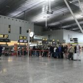 El aeropuerto de Santiago registra 244.637 pasajeros en marzo, un 5,5% menos que en el mismo mes en 2024 