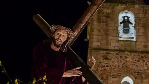 Jesús Despojado, Nuestro Padre del Perdón y el Amparo salen este martes en Cáceres si la lluvia lo permite Jesús Despojado, Nuestro Padre del Perdón y el Amparo salen este martes en Cáceres si la lluvia lo permite