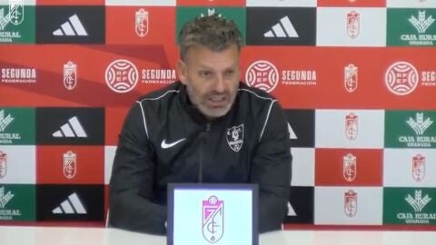 El entrenador del Orihuela hace repaso de la derrota de su equipo en Granada y habla de los reproches de algunos aficionados desplazados hacia sus jugadores