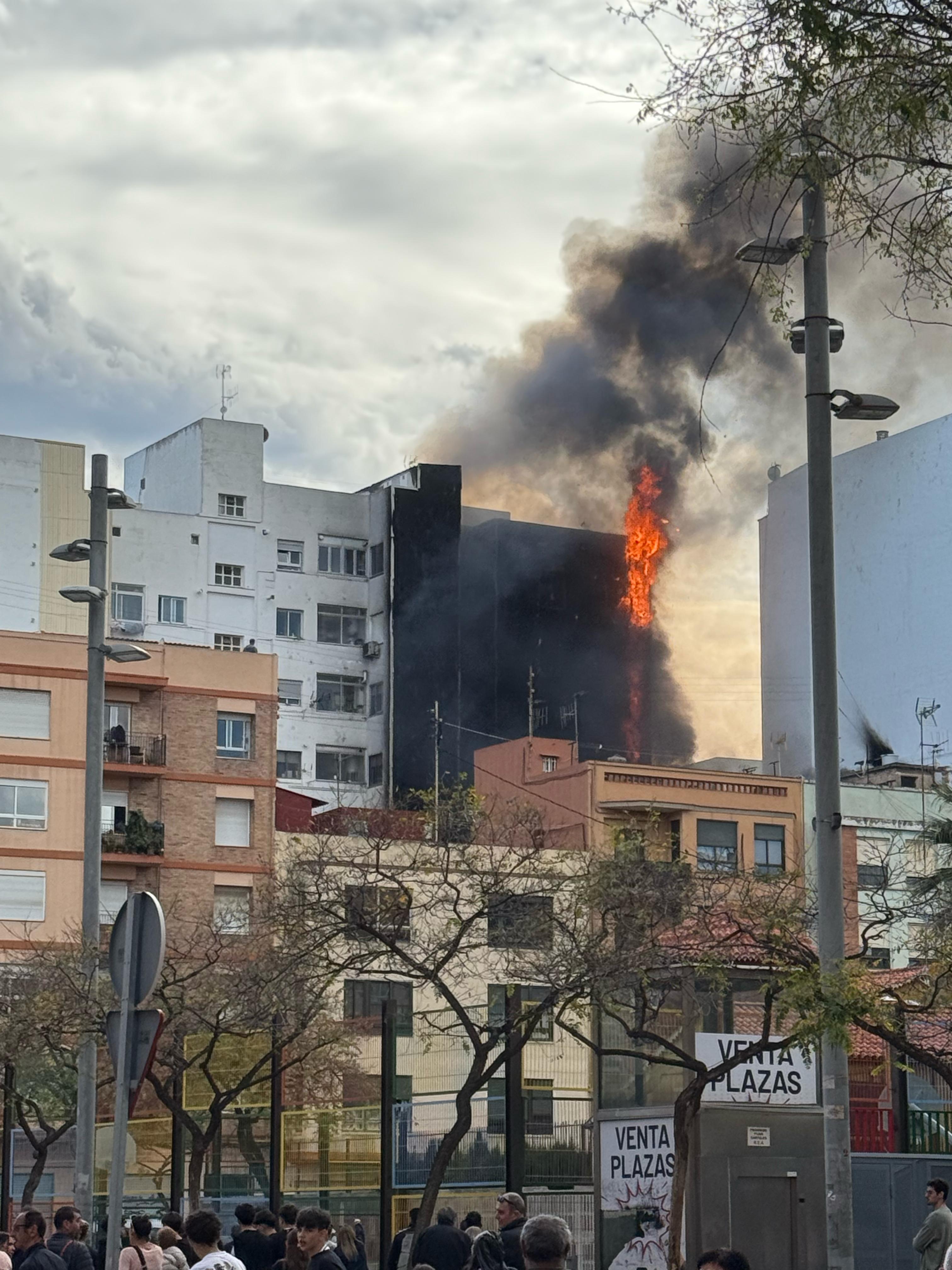Un aparatoso incendio en un bloque de viviendas mantiene en vilo a Castellón Un aparatoso incendio en un bloque de viviendas mantiene en vilo a Castellón