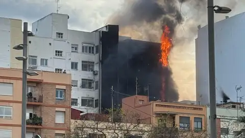 Un aparatoso incendio en un bloque de viviendasP mantiene en vilo a Castellón Un aparatoso incendio en un bloque de viviendasP mantiene en vilo a Castellón