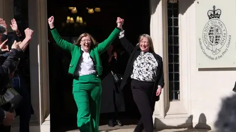 Celebración del fallo del Supremo británico. El Supremo británico dicta que el término 'mujer' está determinado por el sexo biológico