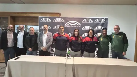 Las dos selecciones junto a representantes de Bonalba y el Ayuntamiento de Elche Las dos selecciones junto a representantes de Bonalba y el Ayuntamiento de Elche