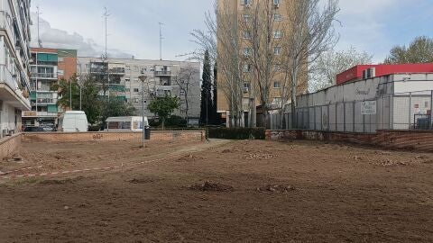 Actuaci&oacute;n en una parcela de Alcal&aacute; de Henares para habilitar una zona verde con c&eacute;sped y arbolado