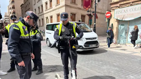 Castelló refuerza la seguridad vial con una campaña especial de control de patinetes eléctricos Castelló refuerza la seguridad vial con una campaña especial de control de patinetes eléctricos