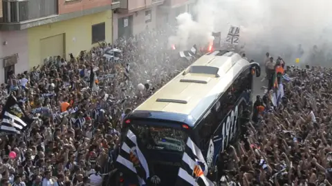 Recibimiento al bus de CD Castellón Recibimiento al bus de CD Castellón