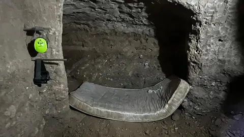 Desarticulada una red de tráfico de armas de guerra que utilizaba la primera galería de tiro clandestina de España Galería de tiro clandestina y subterránea desarticulada en Granada