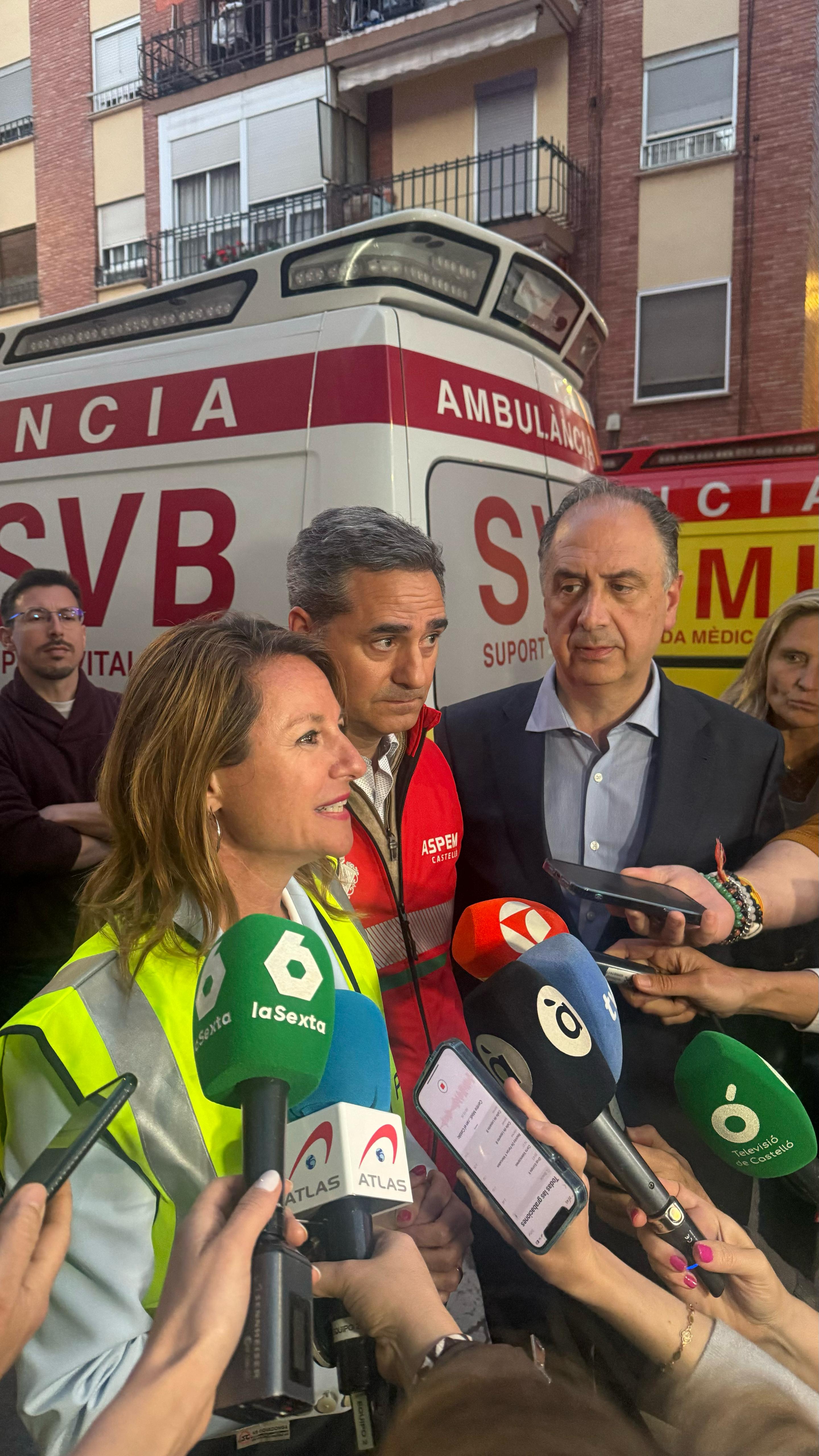 Cuatro heridos leves, entre ellos un bombero, balance provisional del incendio de Castellón Cuatro heridos leves, entre ellos un bombero, balance provisional del incendio de Castellón