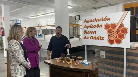 La presidenta de la Diputación de Cádiz, Almudena Martínez, visita la Asociación Apícola Sierra de Cádiz La presidenta de la Diputación de Cádiz, Almudena Martínez, visita la Asociación Apícola Sierra de Cádiz