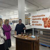 La presidenta de la Diputación de Cádiz, Almudena Martínez, visita la Asociación Apícola Sierra de Cádiz