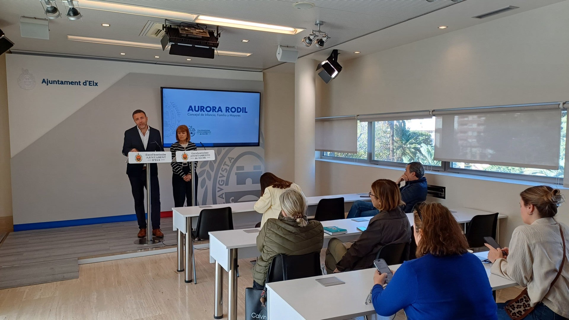 El Ayuntamiento encarga un estudio para conocer la situación de la infancia y las familias de Elche El Ayuntamiento encarga un estudio para conocer la situación de la infancia y las familias de Elche