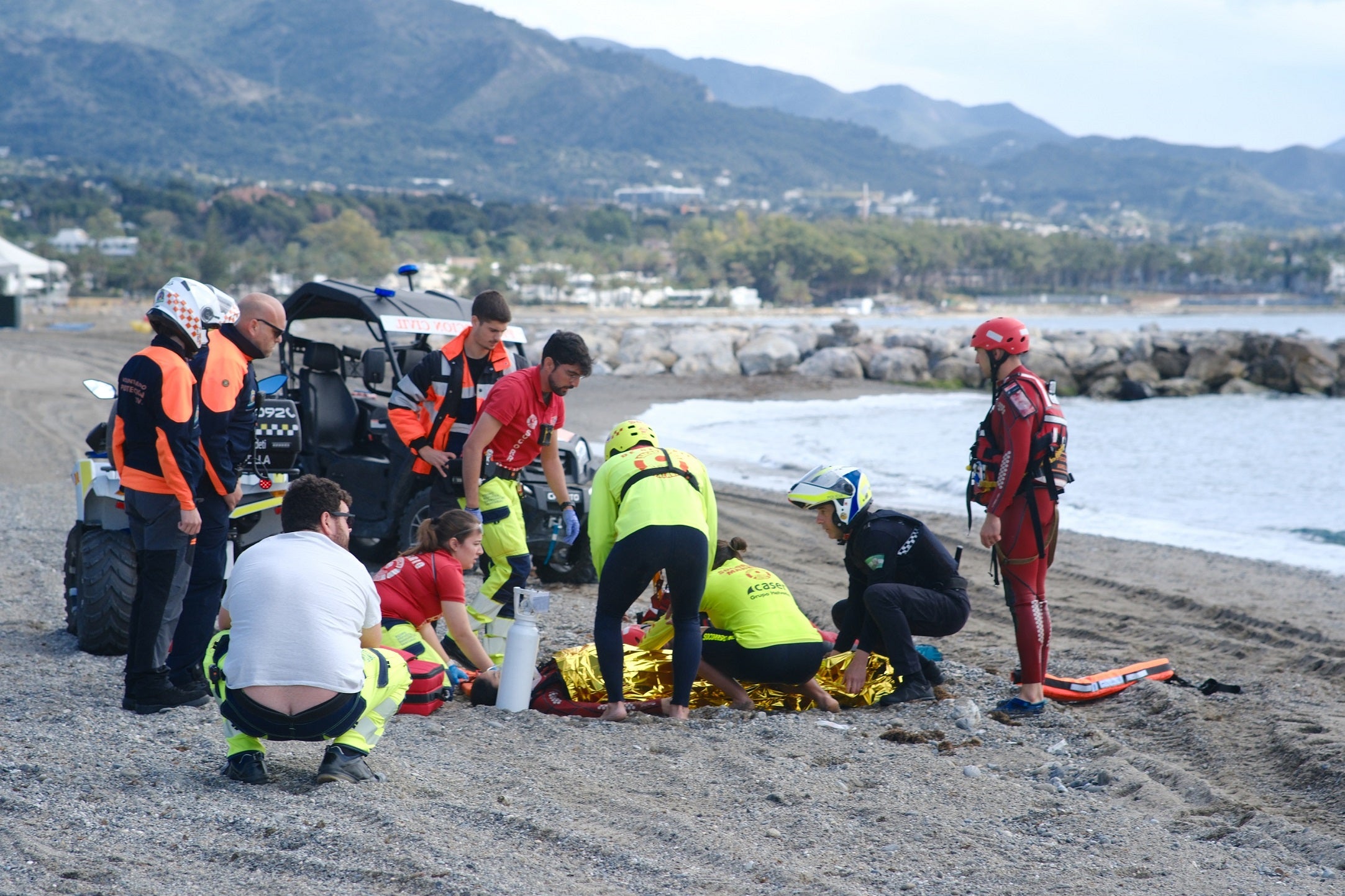 Simulacro con tres sucesos en una playa de Marbella para medir la preparación y conseguir las Q de Calidad Simulacro con tres sucesos en una playa de Marbella para medir la preparación y conseguir las Q de Calidad