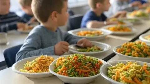 Comidas vegetales en centro escolar (generada por IA) Comidas vegetales en centro escolar (generada por IA)