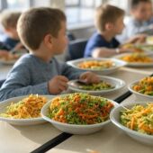 Comidas vegetales en centro escolar (generada por IA)