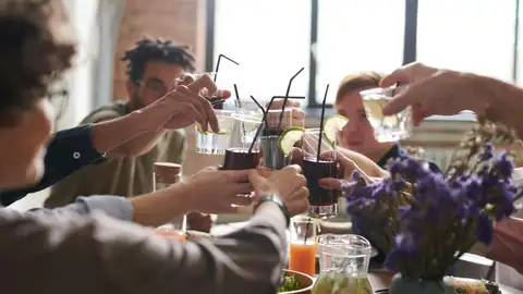 No te hidrates así: las cinco peores bebidas que dañan tus riñones y sus alternativas No te hidrates así: las cinco peores bebidas que dañan tus riñones y sus alternativas
