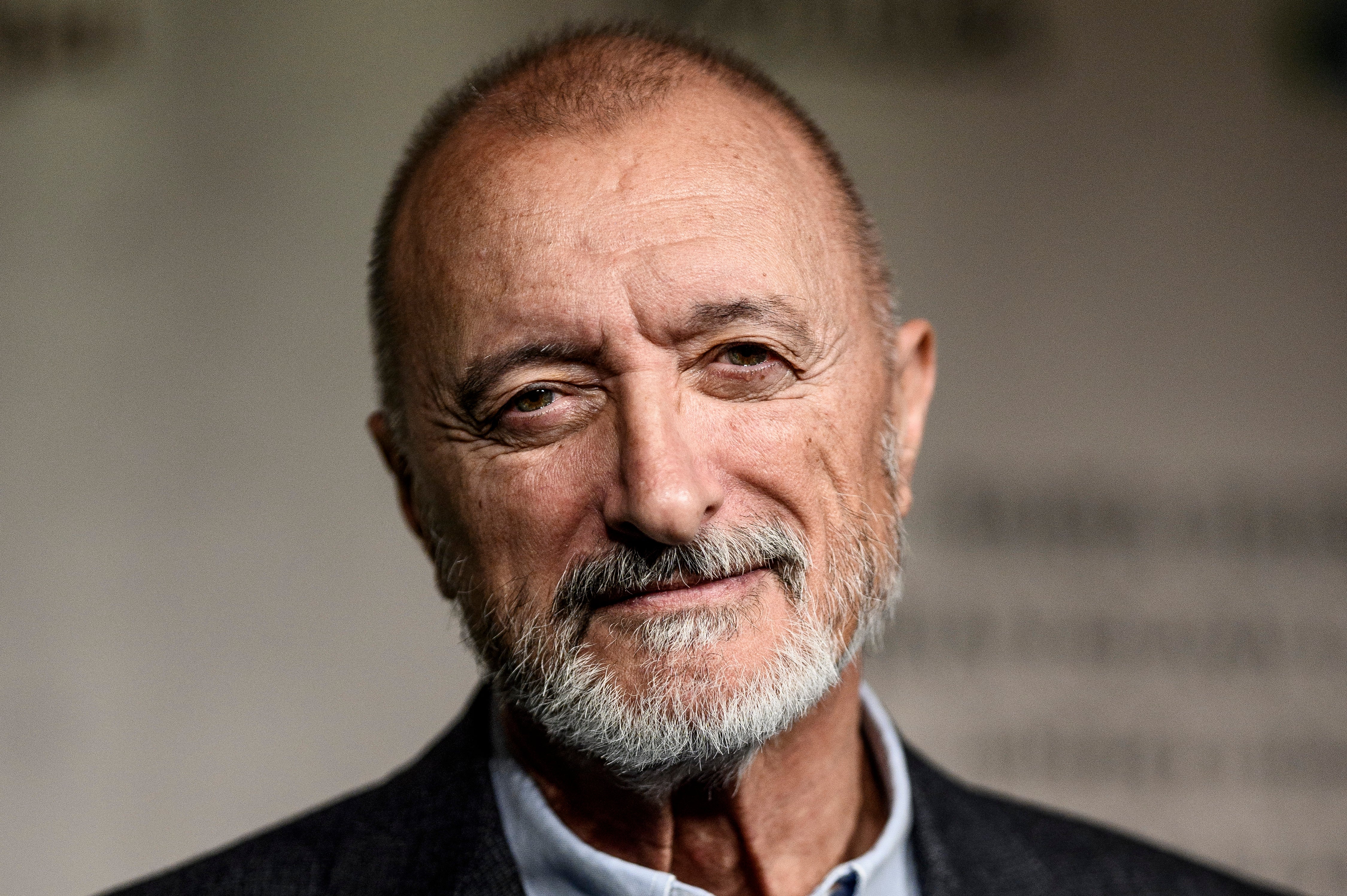 La conmovedora carta de un lector a Pérez-Reverte que estuvo preso durante años: "Me enseñó que el honor..." La conmovedora carta de un lector a Pérez-Reverte que estuvo preso durante años: "Me enseñó que el honor..."