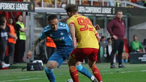 Antony encara a Hansen en el Jagiellonia-Betis.