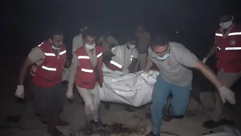 Captura de pantalla proporcionada por el canal de televisión al-Masirah, controlada por los Hutíes Al menos 58 muertos y a 126 heridos por el ataque de EEUU contra un puerto petrolero en Yemen