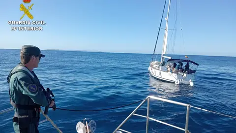 Dos detenidos por robar un velero en Can Pastilla. Dos detenidos por robar un velero en Can Pastilla.