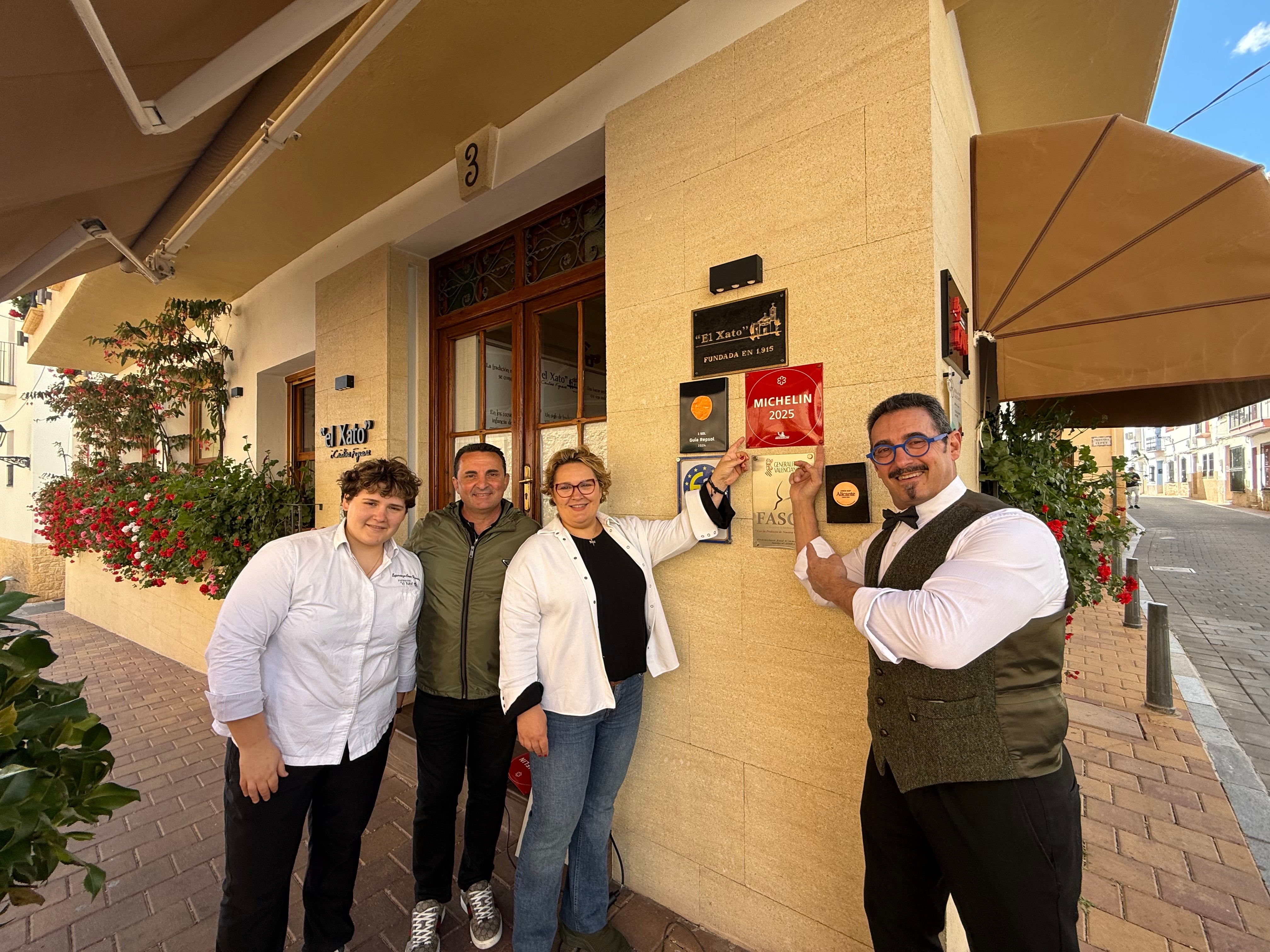 El restaurante El Xato de La Nucía luce ya en la fachada su séptima Estrella Michelin El restaurante El Xato de La Nucía luce ya en la fachada su séptima Estrella Michelin