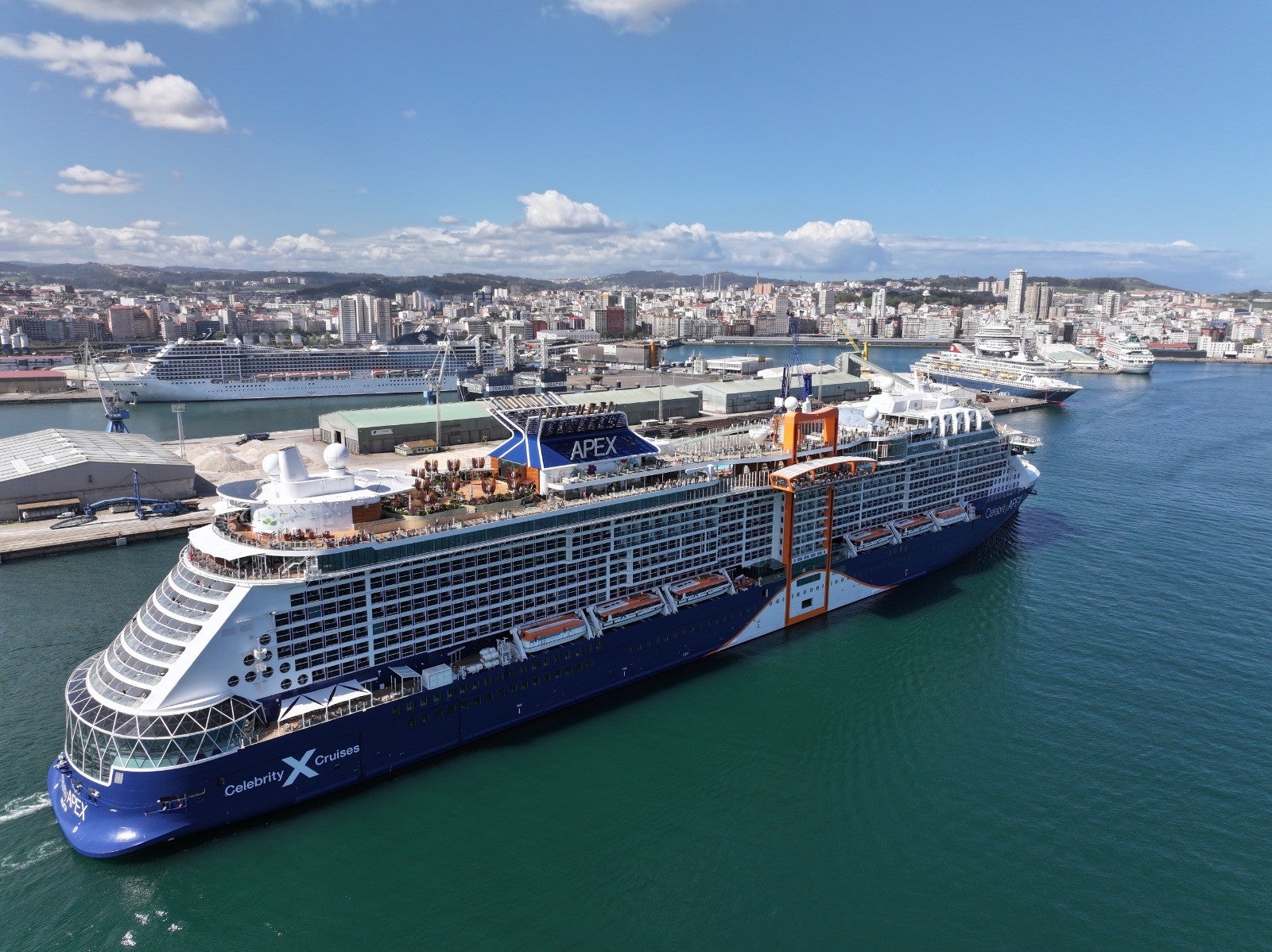 Más de catorce mil pasajeros y tripulantes recalan hoy en el puerto de A Coruña Más de catorce mil pasajeros y tripulantes recalan hoy en el puerto de A Coruña