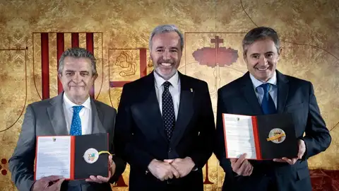 El presidente Azcón ha entregado las medallas al mérito al Teatro Olimpia y a ARAMON Formigal El presidente Azcón ha entregado las medallas al mérito al Teatro Olimpia y a ARAMON Formigal
