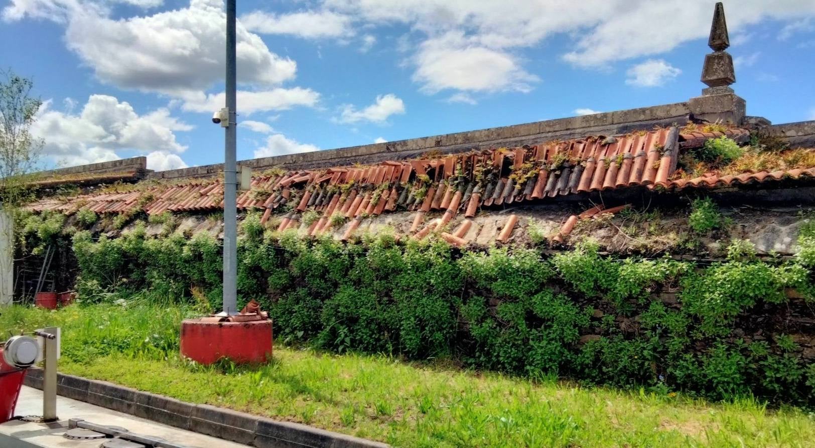 El techo de los nichos del cementerio de Boisaca se encuentra en muy mal estado con El techo de los nichos del cementerio de Boisaca se encuentra en muy mal estado con