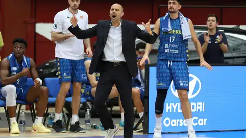 18-4-2025 Javi Rodríguez, entrenador del Alimerka Oviedo Baloncesto, en el encuentro ante Guipuzcoa. 18-4-2025 Javi Rodríguez, entrenador del Alimerka Oviedo Baloncesto, en el encuentro ante Guipuzcoa.