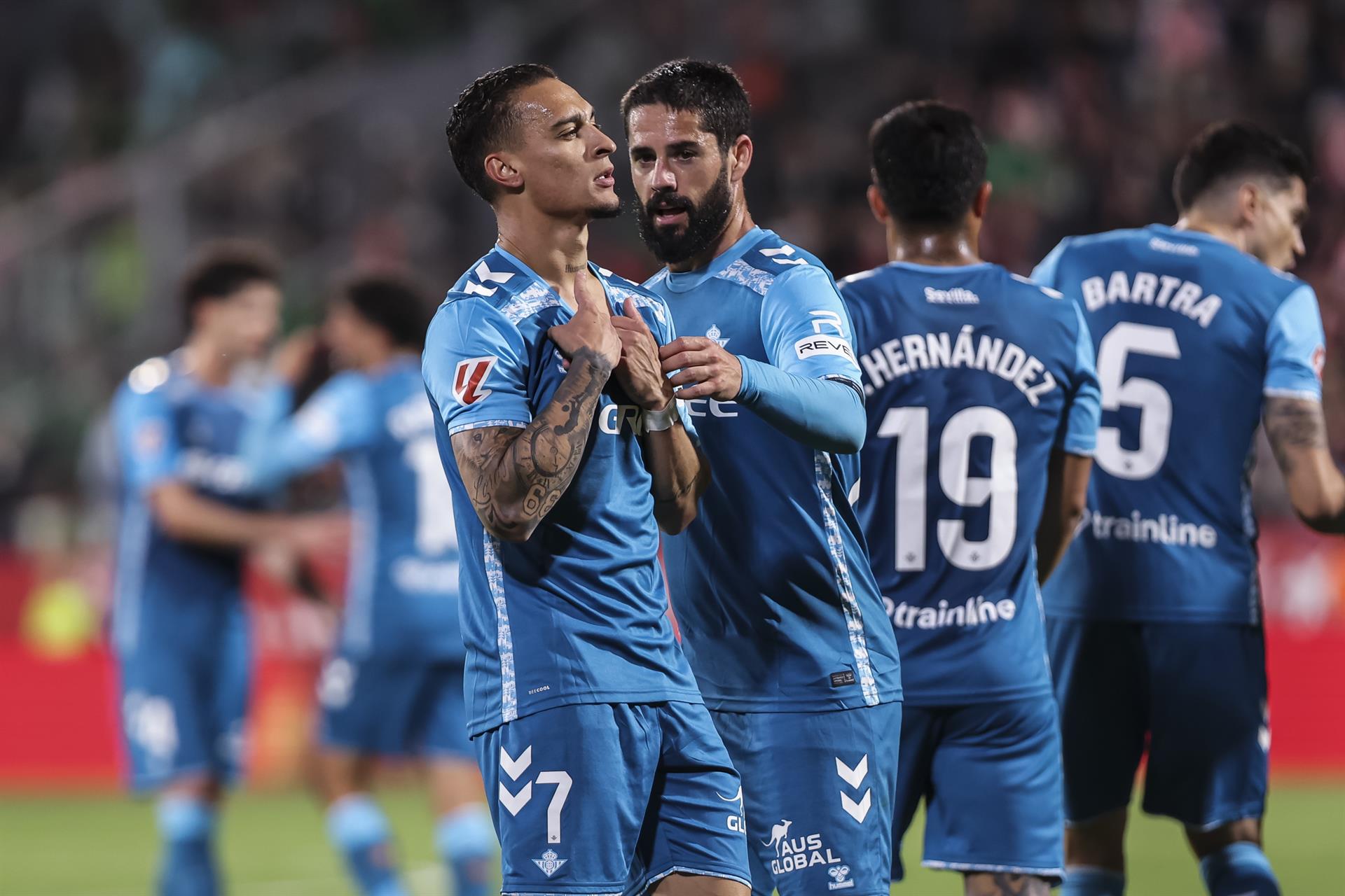El Betis destroza al Girona y sigue mirando arriba El Betis destroza al Girona y sigue mirando arriba