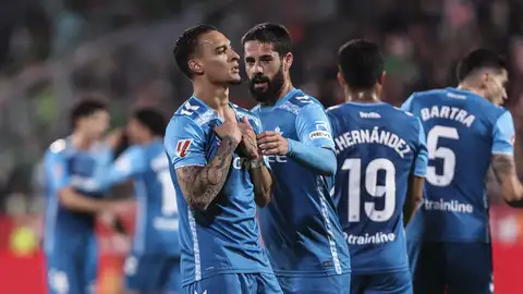 Antony, junto a Isco, celebra su gol en Montilivi. Antony, junto a Isco, celebra su gol en Montilivi.