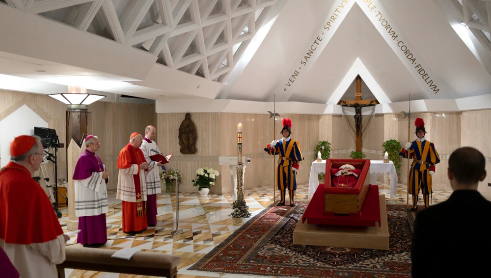 Las primeras fotos del Papa Francisco se extienden en el ataúd/efe // dicasterio para ver a Holly Las primeras fotos del Papa Francisco se extienden en el ataúd/efe // dicasterio para ver a Holly