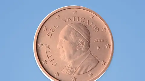 Moneda que muestra la efigie del papa Francisco