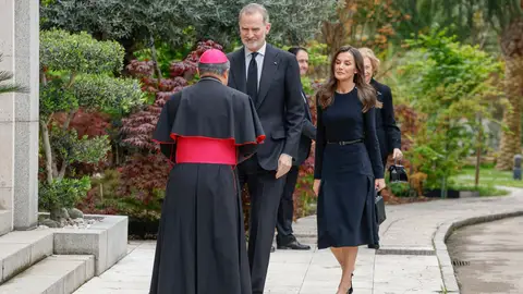 Los reyes, Felipe VI y Letizia, y la reina emérita Sofía son recibidos por el nuncio apostólico, Bernardito Auza