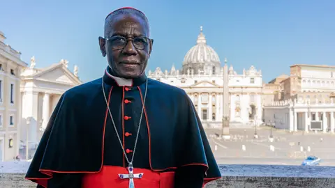 Quién es Robert Sarah, el papa negro que podría ser sucesor de Francisco. UCV Foto de archivo de Robert Sarah