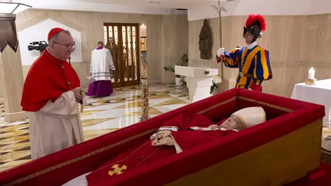 El Vaticano difunde las primeras imágenes de los restos mortales del papa Francisco El Vaticano difunde las primeras imágenes de los restos mortales del papa Francisco/ EFE/ Francesco Sforza/Dicasterio Para La Comunicación De La Santa Sede