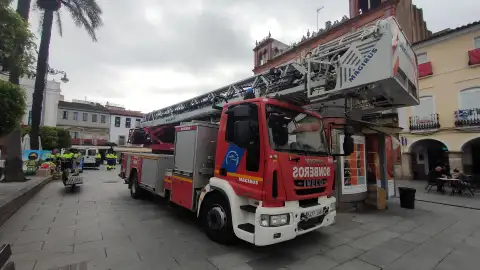 Rescatan a una persona atrapada en un incendio en una vivienda de Don Benito con cinco afectados leves Rescatan a una persona atrapada en un incendio en una vivienda de Don Benito con cinco afectados leves