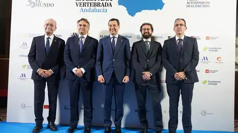 Juanma Moreno, en el centro, este martes en Málaga - JUNTA DE ANDALUCÍA Juanma Moreno, en el centro, este martes en Málaga - JUNTA DE ANDALUCÍA