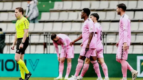 Los jugadores del Eldense se lamentan tras el gol del Racing de Ferrol. Los jugadores del Eldense se lamentan tras el gol del Racing de Ferrol.
