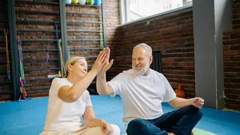 Los mejores ejercicios para personas mayores con dolor de rodilla Los mejores ejercicios para personas mayores con dolor de rodilla