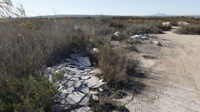 Amigos de los Humedales del Sur de Alicante y Talaiola denuncian del aumento del vertido de basura en las Salinas de Santa Pola Amigos de los Humedales del Sur de Alicante y Talaiola denuncian del aumento del vertido de basura en las Salinas de Santa Pola