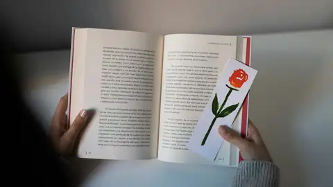 Cuál es el origen de Sant Jordi: por qué se regala una rosa y un libro Cuál es el origen de Sant Jordi: por qué se regala una rosa y un libro