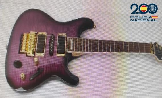 Detenidas dos personas por robar una guitarra a los Mojinos Escozíos en un concierto en San Carlos del Valle Detenidas dos personas por robar una guitarra a los Mojinos Escozíos en un concierto en San Carlos del Valle