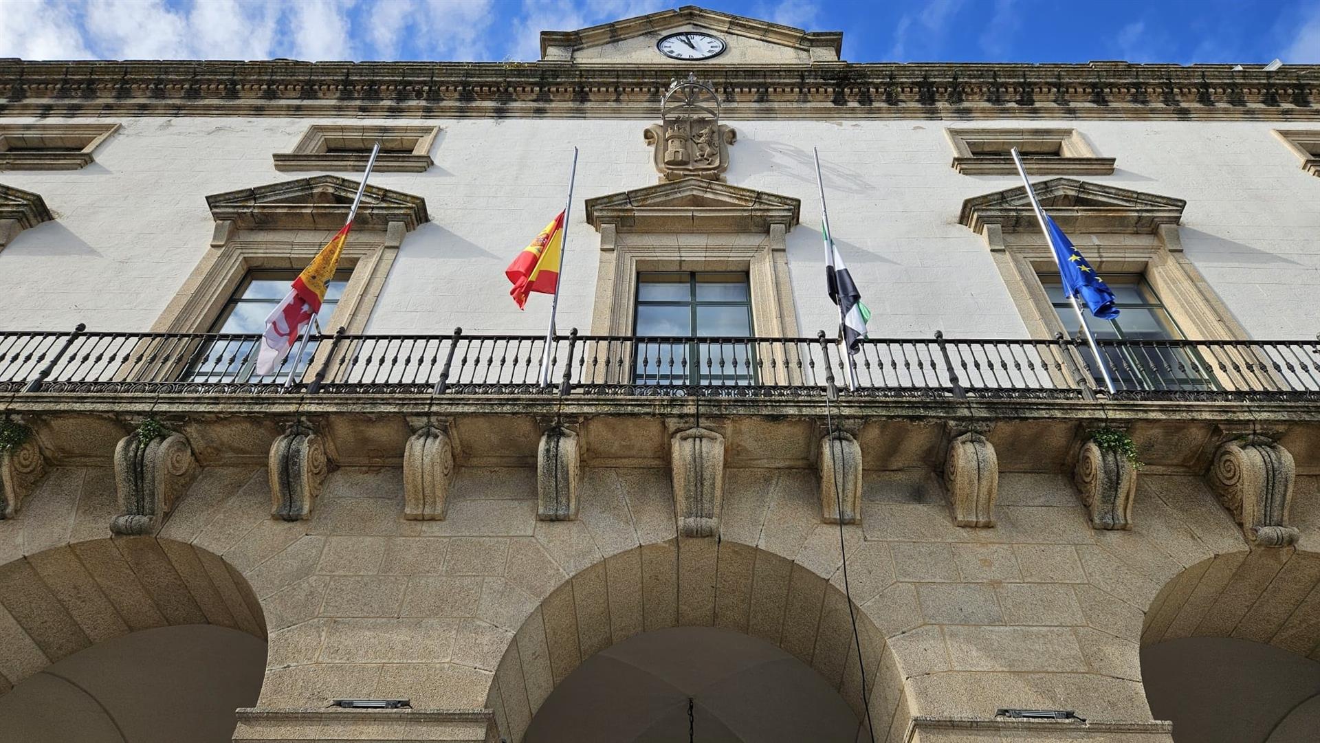 El pendón de San Jorge de Cáceres luce un crespón negro en señal de luto y no habrá música en la procesión cívica El pendón de San Jorge de Cáceres luce un crespón negro en señal de luto y no habrá música en la procesión cívica